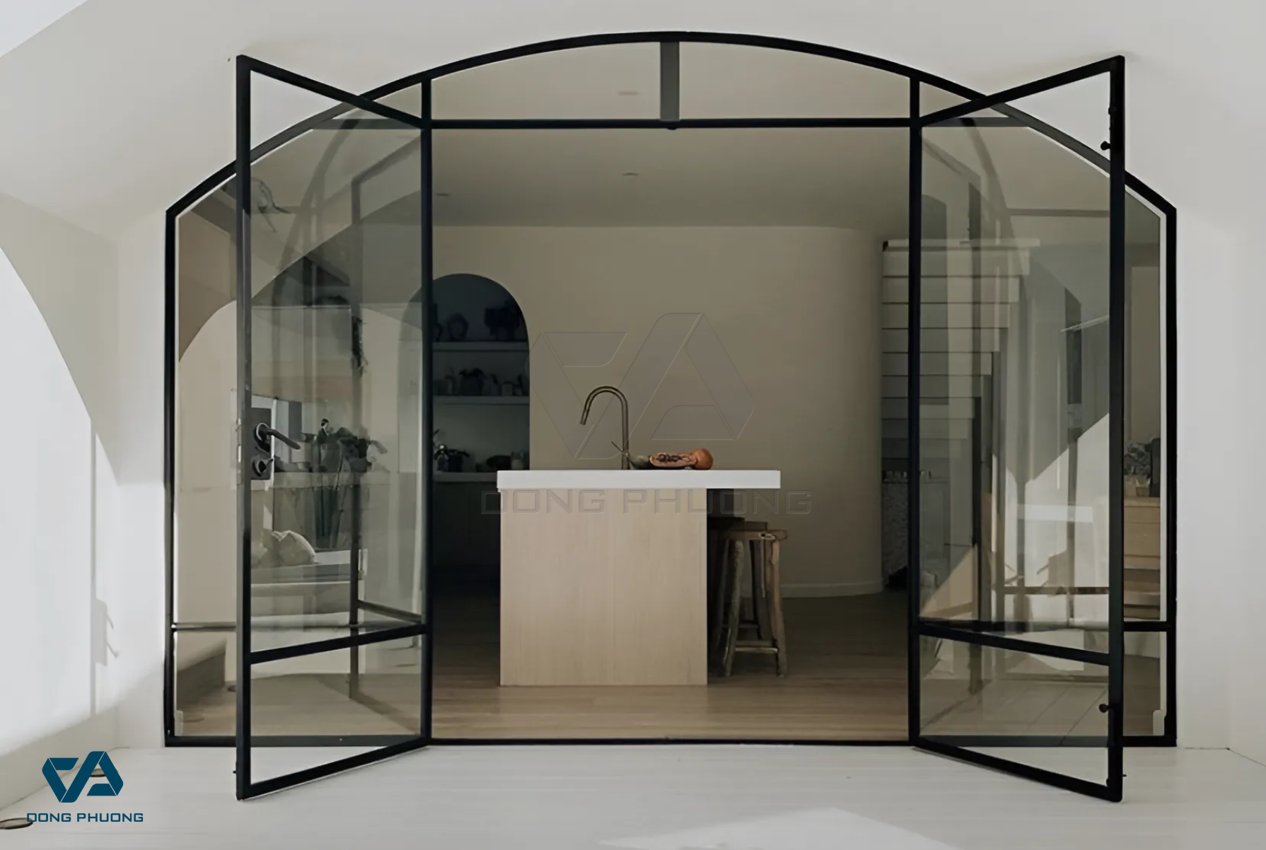 cửa uốn vòm có diện tích kính lớn giúp phòng bếp đón ánh sáng nhiều hơn
