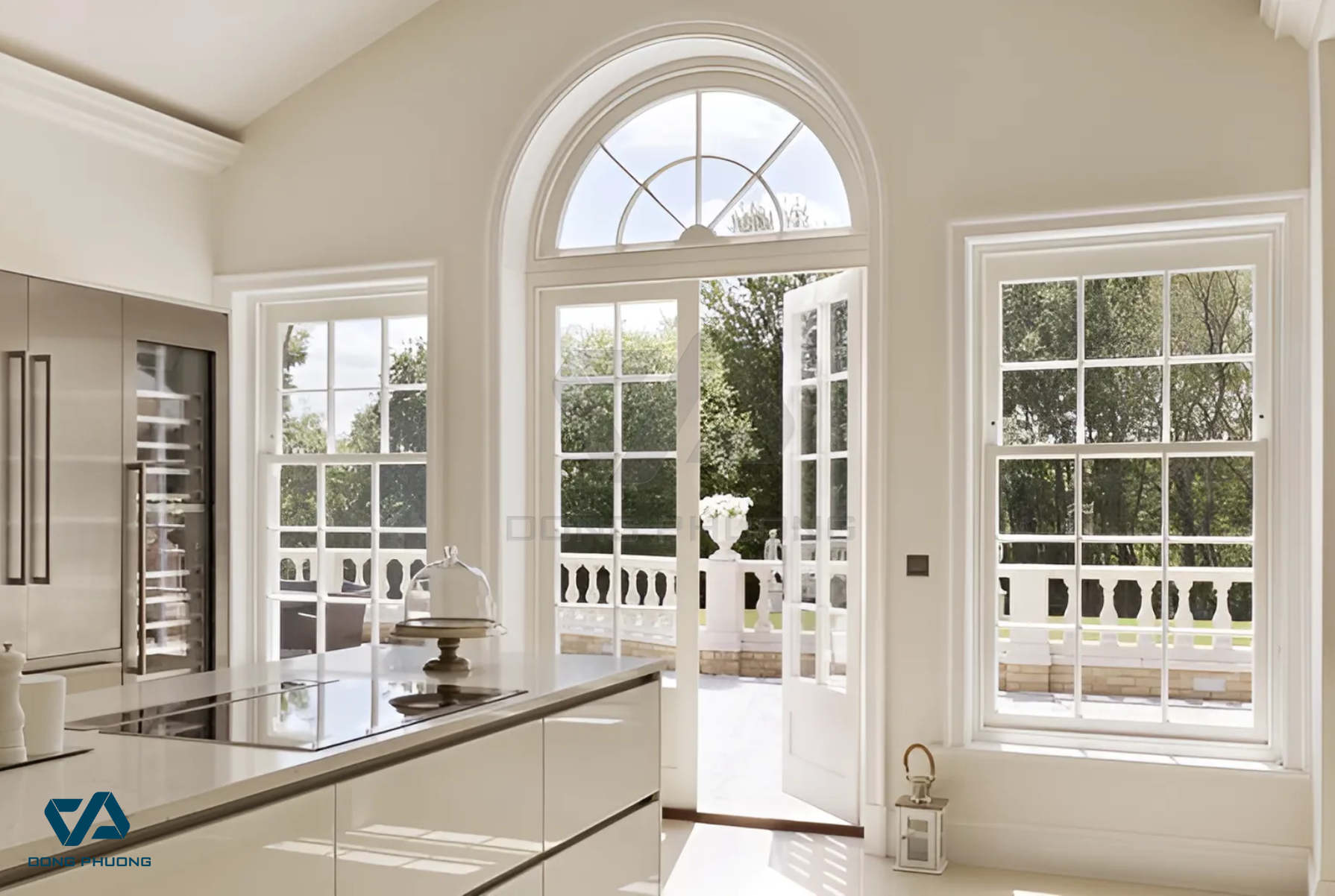biệt thự phong cách châu âu sử dụng cửa uốn vòm trắng vừa hiện đại vừa cổ điển