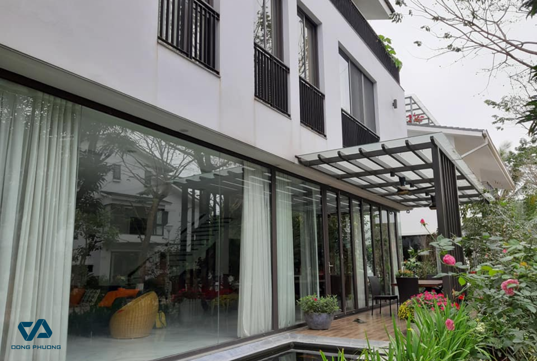 cửa lùa kết hợp vách kính cố định HOPO