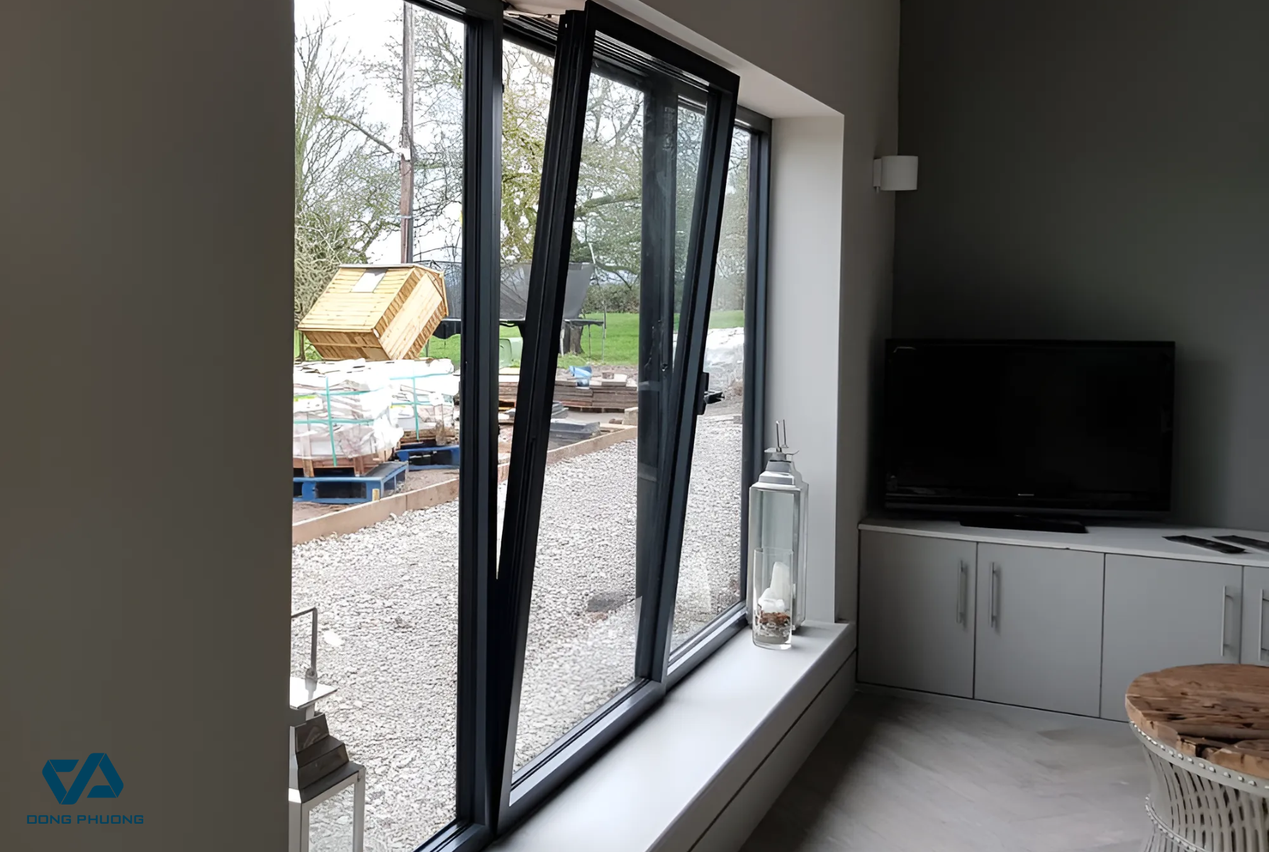 cửa sổ trượt lật giúp hạn chế mưa tạt, vẫn lấy được khí trời khi mưa mà không làm nhà bạn bị bí bách