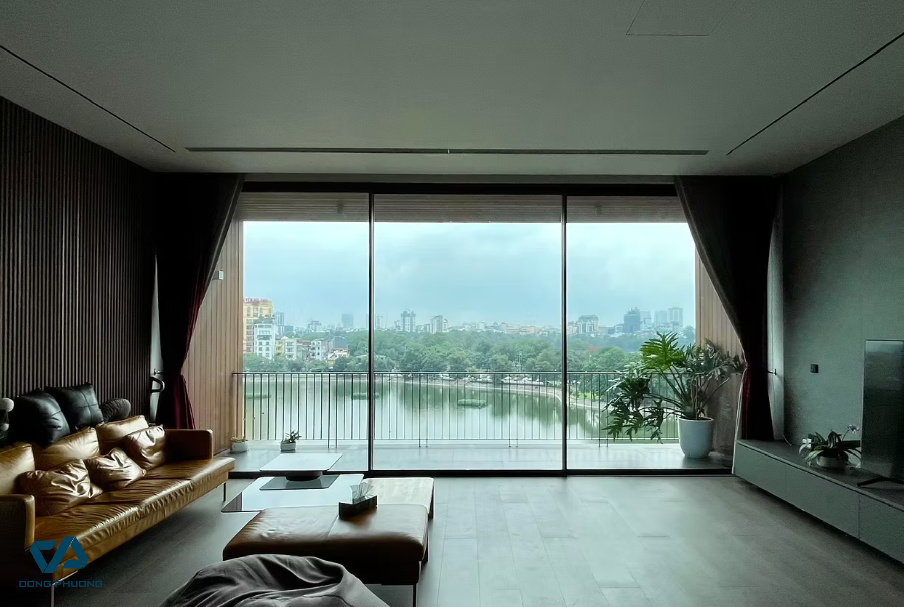 Hệ cửa trượt toàn khung kính Aluman tạo tầm nhìn panorama, kết nối liền mạch giữa phòng khách và cảnh quan bên ngoài, tăng cảm giác rộng thoáng.