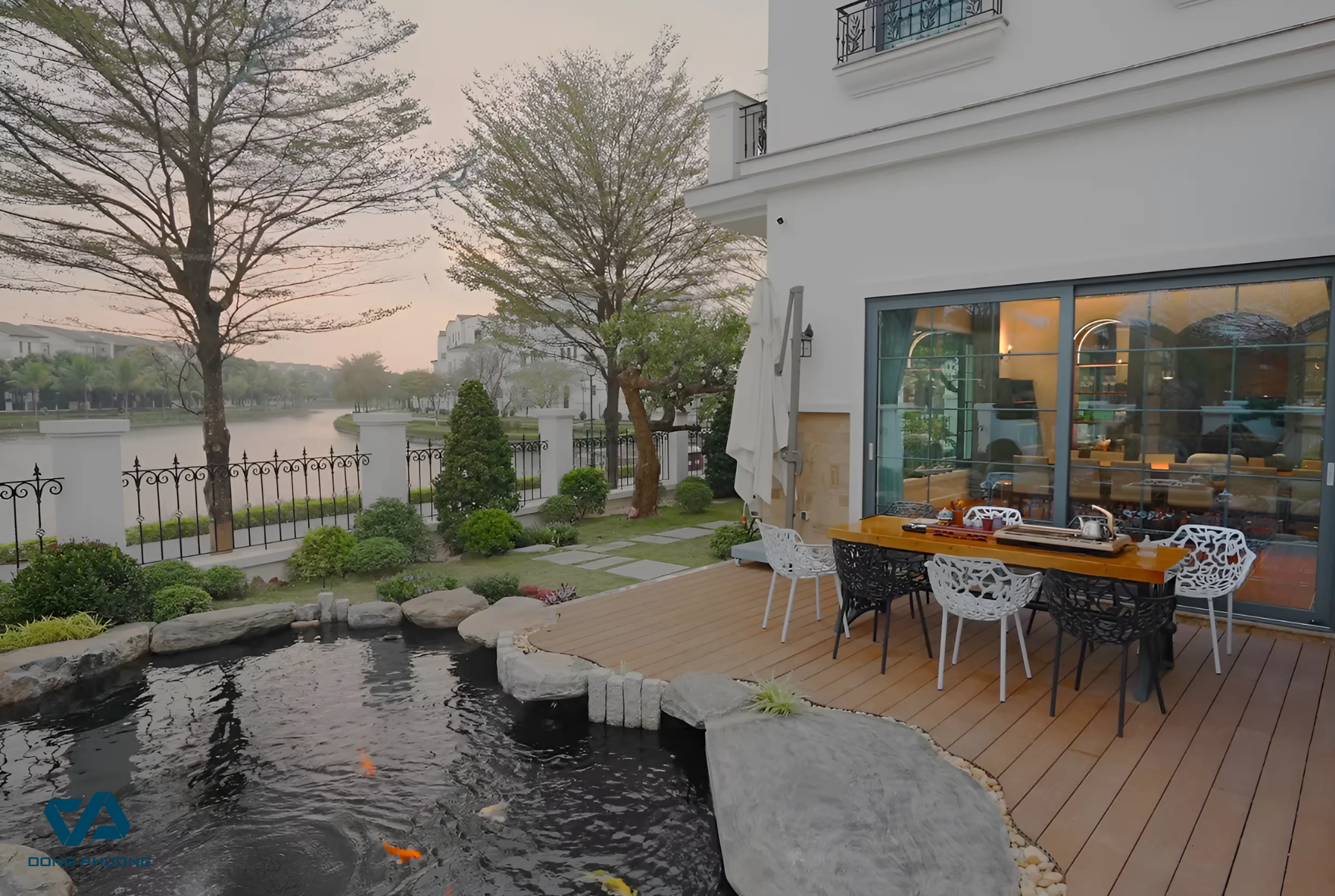 Cửa trượt Aluman mở rộng không gian phòng ăn hướng hồ – khung mảnh, vận hành êm, mang ánh sáng tự nhiên tràn ngập khu vườn biệt thự.