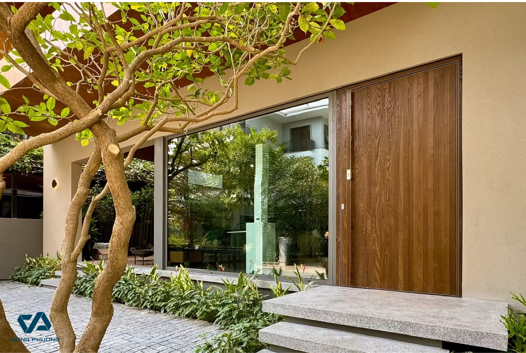 Không gian mặt tiền trở nên tinh tế với cửa chính Aluman màu gỗ sáng, nổi bật cùng ô kính lớn sát cạnh giúp mở rộng tầm nhìn và kết nối hài hòa giữa trong – ngoài.