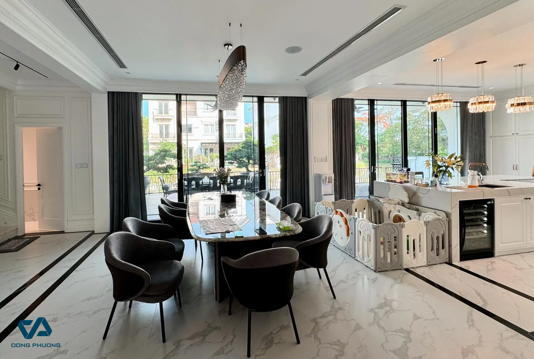 Không gian bếp và phòng ăn kết nối sân vườn tự nhiên, thoáng và ấm áp cho gia đình.