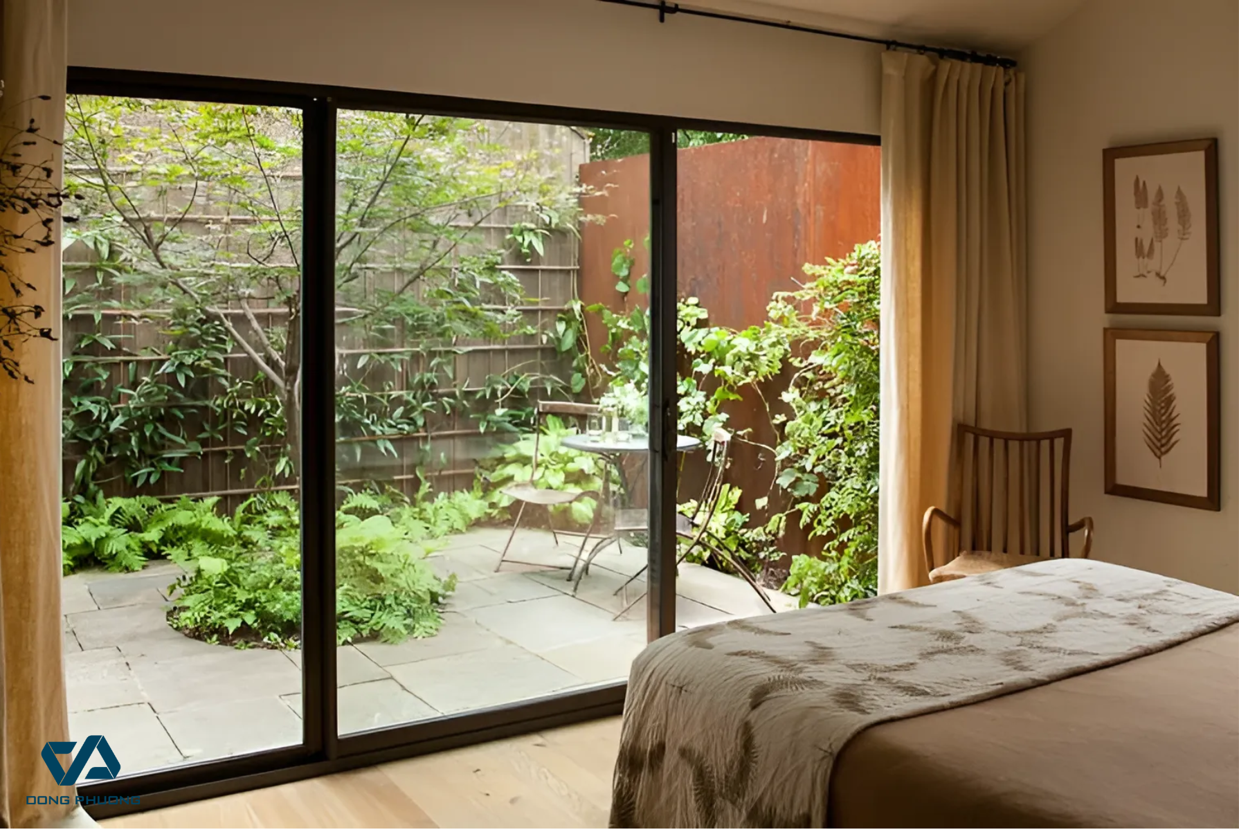 Cửa nhôm kính lùa cho phòng ngủ, giúp cách âm hiệu quả, giảm tiếng ồn từ bên ngoài và giữ nhiệt độ ổn định, mang lại không gian yên tĩnh và thoải mái.