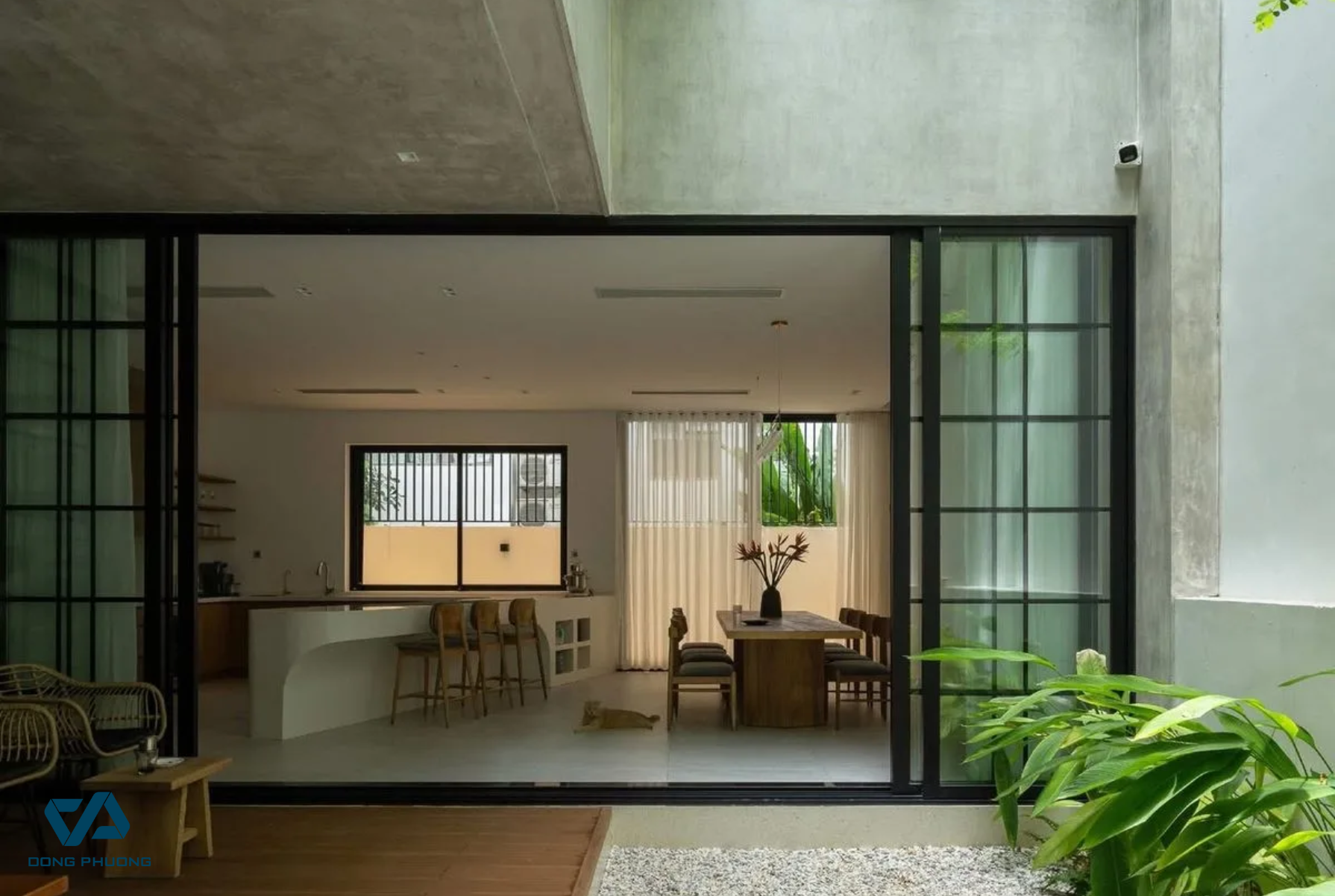 Cửa nhôm kính xếp trượt cho phòng khách, ngăn chặn tiếng ồn và duy trì nhiệt độ ổn định, tạo không gian thoáng đãng và tiết kiệm năng lượng.